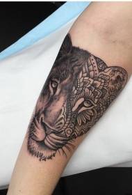 Rankos unikaliai suprojektuotas juodas liūtas ir van Gogas derino tatuiruotės modelį