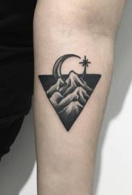 braccio triangolo nero modello montagna e luna tatuaggio
