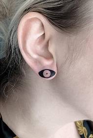 earlobe stúlkunnar á fallegu litlu fersku húðflúrmynstri