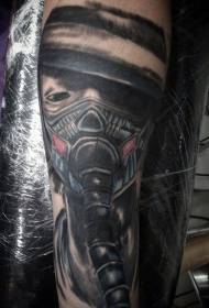 braccio di colore uomo misterioso con motivo a maschera antigas tatuaggio