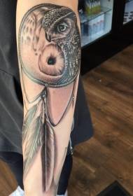 modello di tatuaggio gufo e piuma in stile realistico bianco e nero
