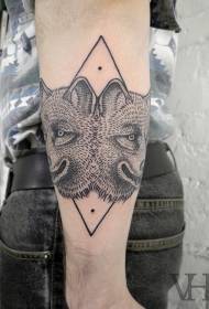 幾何学的なタトゥーパターンを持つ腕古い学校黒狼頭