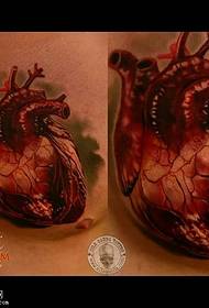 手稿鲜红的心脏纹身图案