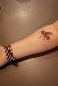 klenge Aarm kleng Schéiss Bee Tattoo Muster