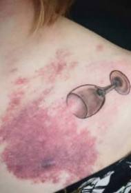 skup kreativnih uzoraka koji ožiljke pretvaraju u tetovaže
