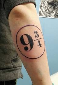 käsivarren musta numero ja pyöreä tatuointikuvio