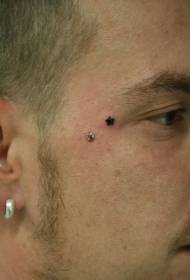 Мужское лицо, татуировка с изображением маленькой звезды
