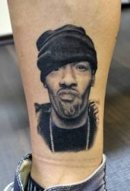 retrato realista de tatuaxe de nocello con retrato de home negro