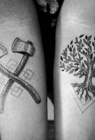 motif de tatouage arbre noir et hache style bras-poignard