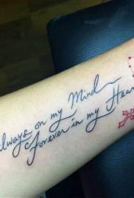 ръка черни фигурки с червен модел на татуировка с кръстосано сърце