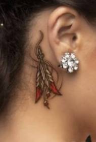 dievčenské ucho Za prácou na tetovaní z čerstvých koreňov uší