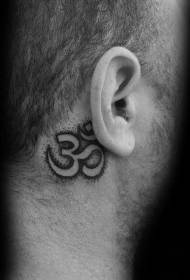 swart simbool tattoopatroon van die individu agter die oor