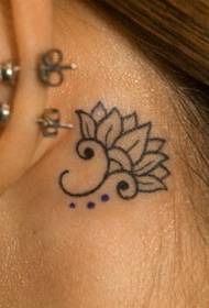 귀 뒤에 우아한 검은 작은 연꽃 문신 패턴