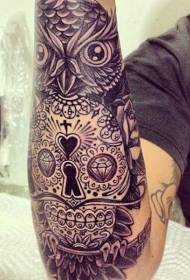Рука црна лубања сова у облику тетоваже у облику срца