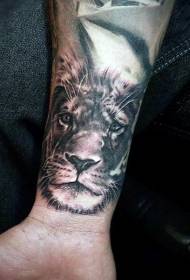 手腕彩色的獅子頭紋身圖案