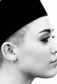 tarptautinė tatuiruočių žvaigždės Miley Cyrus ausis ant juodų angliškų tatuiruočių paveikslėlių