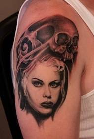 ritratto femminile in bianco e nero insolitamente combinato con il modello del tatuaggio del cranio