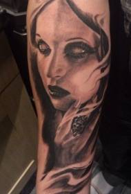 lille arm sort grå stil mystisk kvindelig portræt tatoveringsmønster