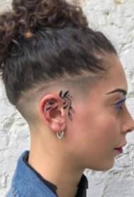 9 malgrandaj tatuoj sur la orela kartilaga tatuaje-orelo