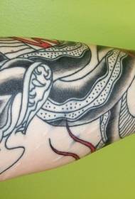 kwaadaardige slang tattoo patroon met scherpe tanden op de arm