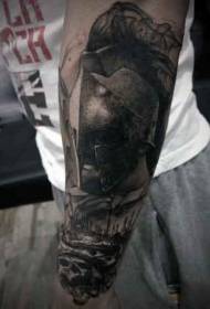 brazo guerreiro espartano negro dramático con tatuaxe de cráneo