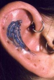 padrão de tatuagem amuleto de penas de orelha feminina