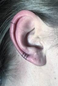 Tattoo kõrva tüdrukute kõrv mustal joonel tätoveeringu pildil