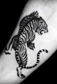 手臂黑色爬行的老虎纹身图案