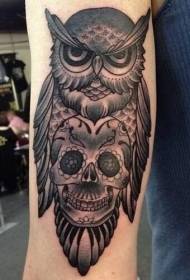 burung hantu hitam dengan corak tato tengkorak lengan
