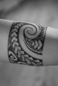 tatoveringsmønster i svart og hvitt totemarmbånd