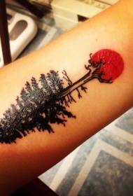 маленькое черное дерево с татуировкой красного солнца