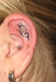 eenvoudige vlinder tatoeëringpatroon in die oor