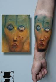 мачна боја на рака, притаен лице со крос тетоважа шема