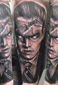 Ritratto di uomo in stile horror braccio con insetto tatuaggio