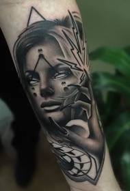 modernit perinteiset mustavalkoiset pitkät kynsien naiset ja salaperäinen symboli-tatuointikuvio