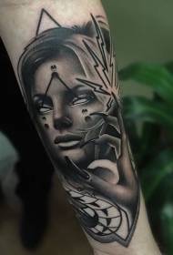 donne moderne moderne in bianco e nero con unghie lunghe e misterioso simbolo tatuaggio