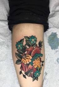 ranką ant spalvotos augalų tatuiruotės medžiagos ir mechaninį širdies tatuiruotės paveikslėlį