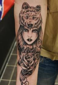 kar fekete szürke stílusú női rózsa és farkas sisak tetoválás mintával