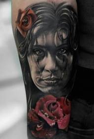 faccia di donna cun un fiore cù un mudellu tatuatu culuritu