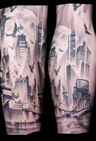 Braccio nero città grigia con motivo a pipistrello tatuaggio