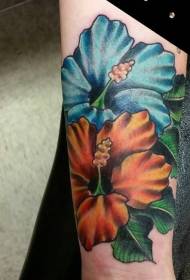 рука татуировка желтый и синий цветок гибискуса