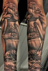 Arm schwarz und weiß realistische Piratenschiff Tattoo-Muster