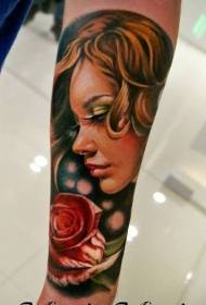 ragazza ritratto realistico braccio con motivo a tatuaggio rosa