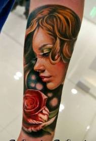 bras portrait réaliste fille avec motif de tatouage rose