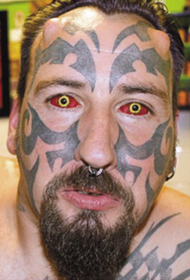 modna tetovaža rdečih oči
