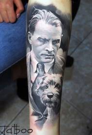 Kol rengi köpek yavrusu dövme deseni ile gerçekçi erkek portre