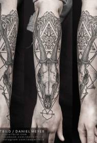 Rankos antilopės kaukolė ir sakralinio simbolio geometrinis tatuiruotės raštas