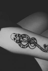 lengan ular hitam dikombinasikan dengan pola tato tato