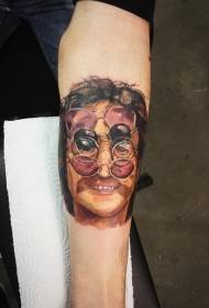 portretul feței cu o mulțime de modele de tatuaje de culoare ochelari de soare
