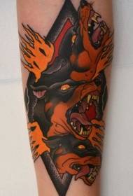 Brazo Old School Black Hell Perro con patrón de tatuaje de llama